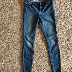 Mid-rise skinny jeans